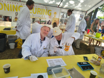 Keurmeesters aan het werk op de markt van Melk en Honing en Honingkeuringkeuring 2026